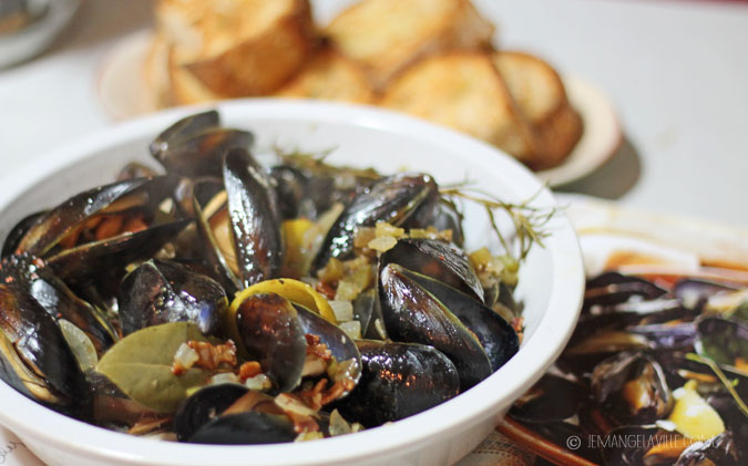 Moules Mariniere Ã  la Pigalle (Mussels with White Wine, Bacon & Balsamic)